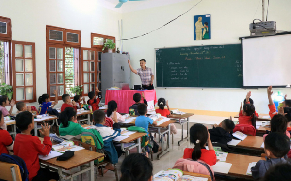 Giờ học môn tiếng Anh của học sinh lớp 3 Trường Tiểu học và Trung học cơ sở Mường Tè, huyện Vân Hồ, tỉnh Sơn La